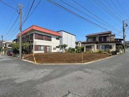 「稲毛」駅徒歩8分。南東角地の開放感と、自由設計を叶える建築条件なし売地